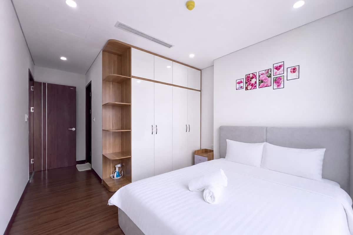 Apartamento superluxo, 1 quarto, sacada, vista para a cidade | Camas com colchões de espuma com sistema de memória, escrivaninha