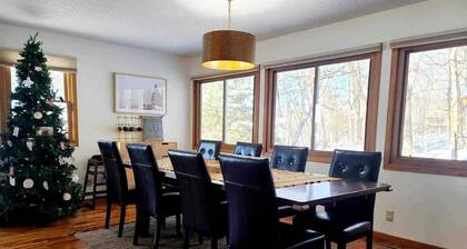 Large Family Friendly Cabin, Big Deck and Yard, Beach, Games near Alexandria