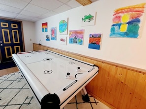 Game room - Large Family Friendly Cabin, Big Deck and Yard, Beach, Games near Alexandria (Garfield)