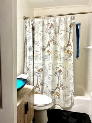 Serviettes fournies, savon, papier toilette