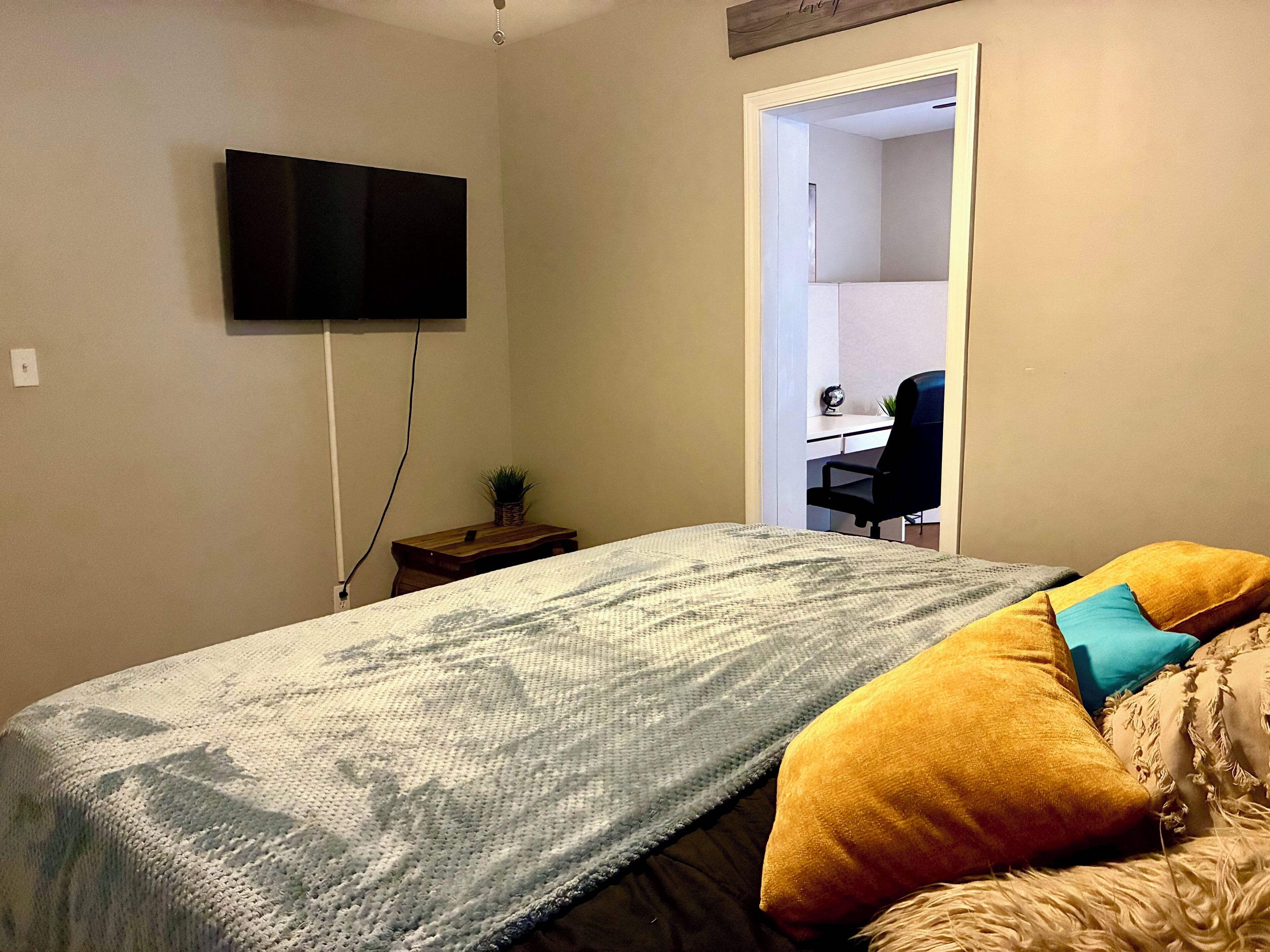 2 bedrooms, desk, WiFi, bed sheets