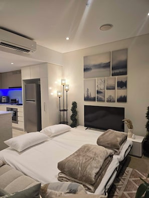 Room - Olympic Park: Private Fire Pit Patio, 2BR with parking Apartment (Wentworth Point)