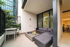 Outdoor dining - Olympic Park: Private Fire Pit Patio, 2BR with parking Apartment (Wentworth Point)