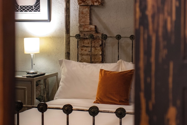 Habitación Deluxe, aire acondicionado, planta baja | Ropa de cama de alta calidad y caja de seguridad en la habitación
