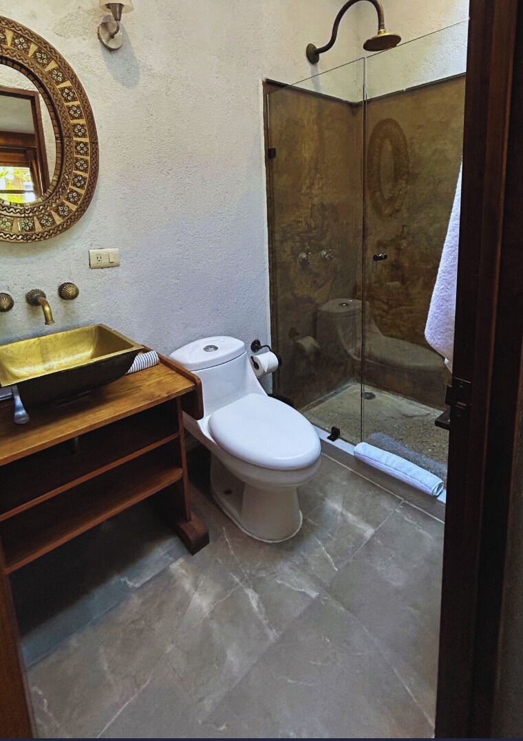 Habitación superior | Baño | Ducha, secador de pelo, toallas y jabón