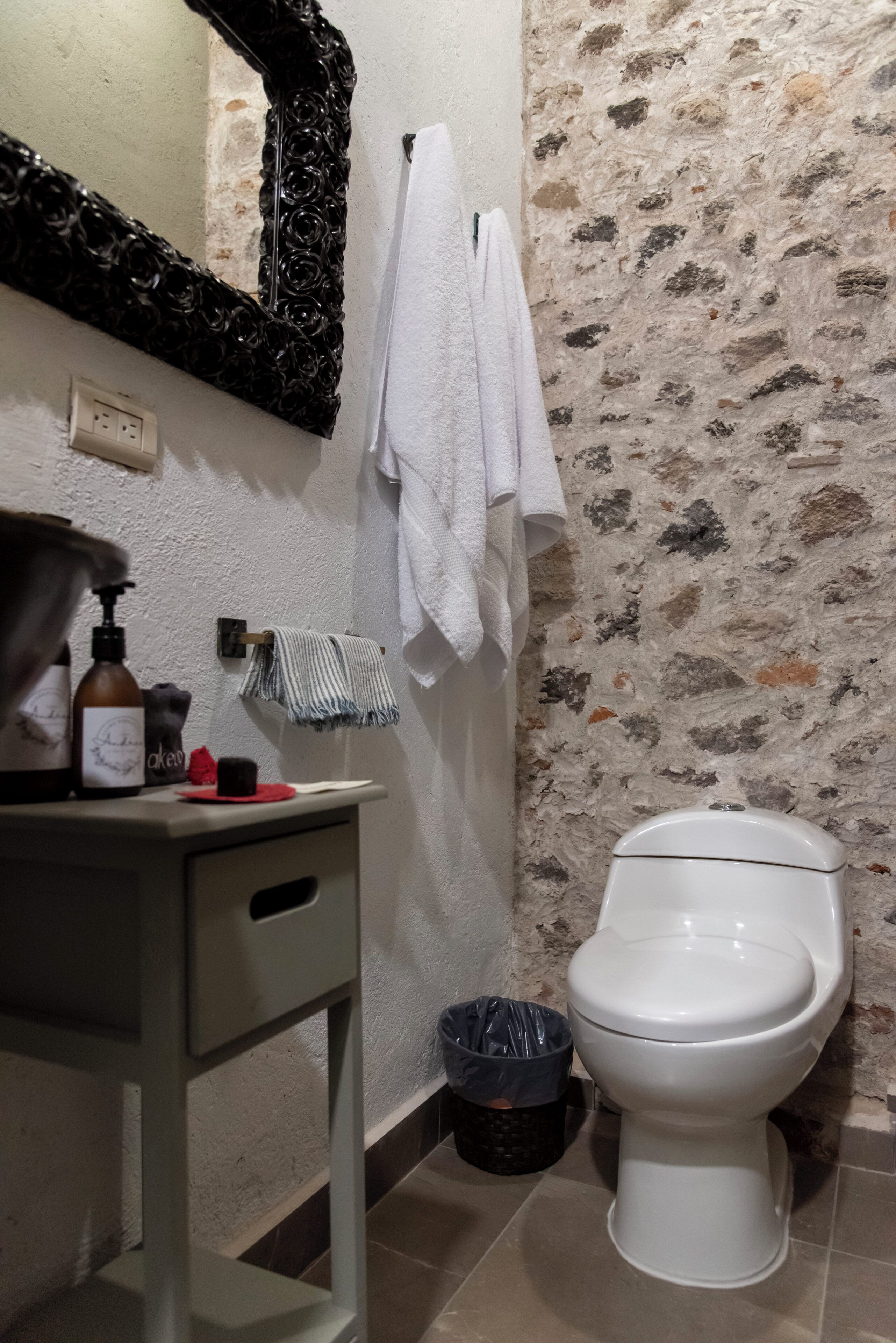 Habitación Deluxe, Aire acondicionado, planta baja | Baño | Ducha, secador de pelo, toallas y jabón