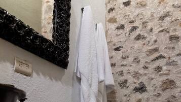 Habitación Deluxe, Aire acondicionado, planta baja | Baño | Ducha, secador de pelo, toallas y jabón
