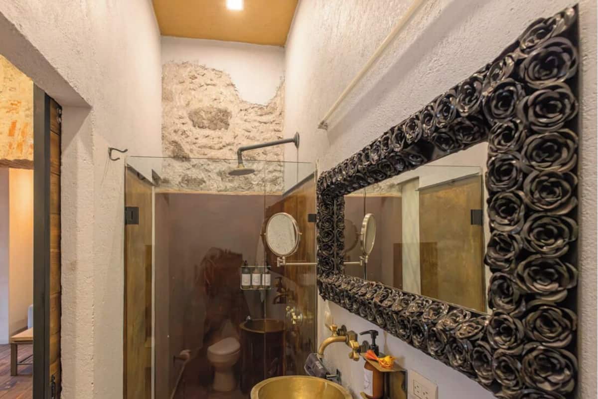 Deluxe-Zimmer | Badezimmer | Dusche, Haartrockner, Handtücher, Seife