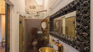 Deluxe Room | Bathroom