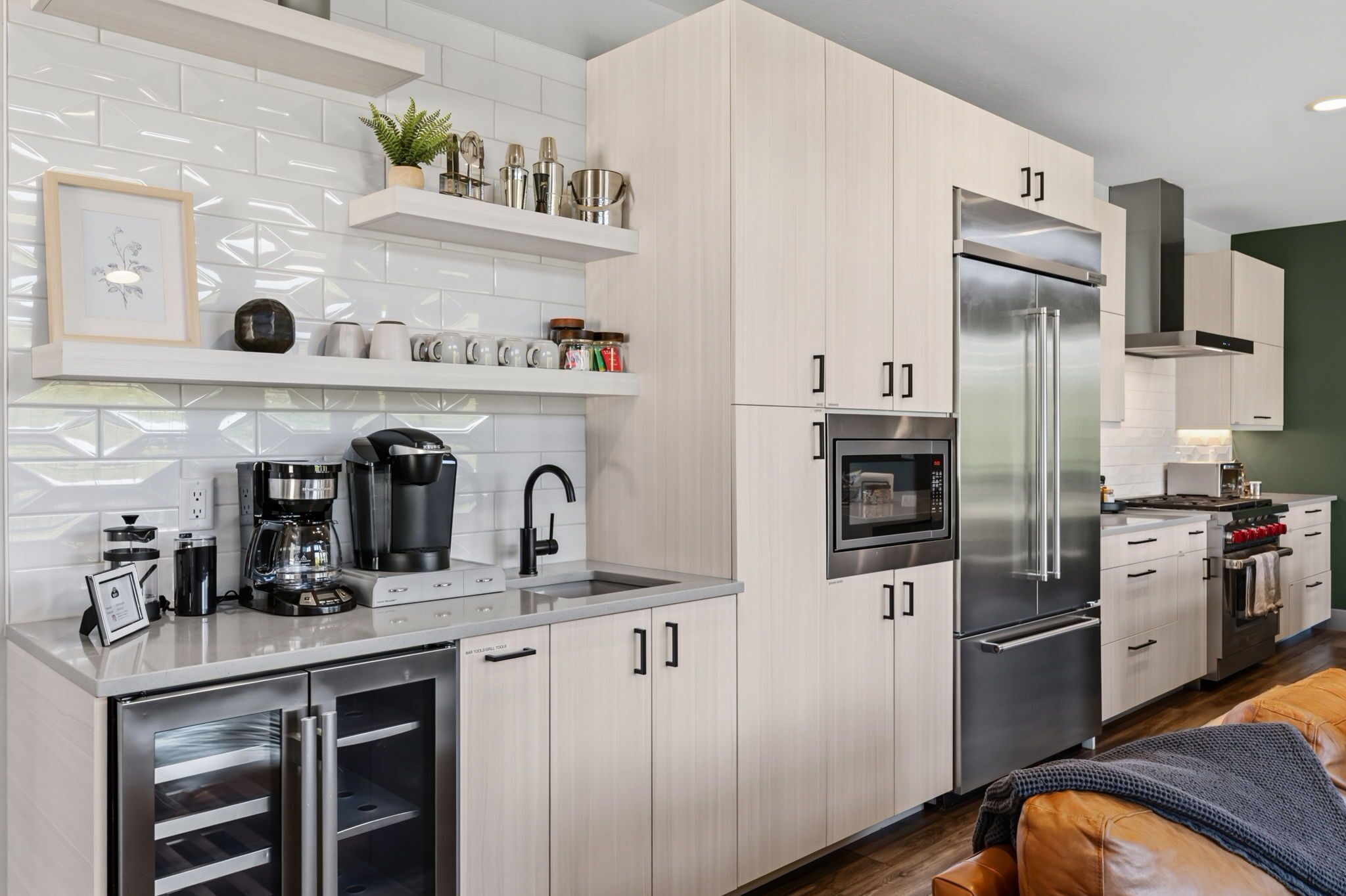 Coffee/tea maker, fridge, microwave, oven