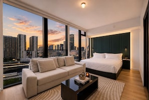 1 bedroom, desk, iron/ironing board, travel cot - Experience Luxury At The E11EVEN Residences (Miami)