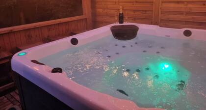 Cabin Sleeps 4 with Hot Tub and Parking