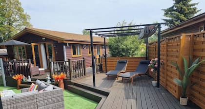 Cabin Sleeps 4 with Hot Tub and Parking