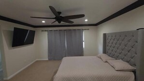 4 bedrooms, iron/ironing board, WiFi, bed sheets - Spacious 4-bedroom house in lovely Bakersfield with AC (Bakersfield)