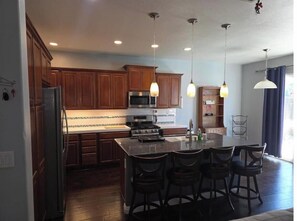 Private kitchen - Spacious 4-bedroom house in lovely Bakersfield with AC (Bakersfield)