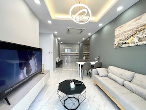 Habitación doble de lujo, 1 cama King size, vista a la ciudad | Área de sala de estar