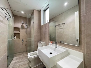Habitación doble de lujo, 1 cama King size, vista a la ciudad | Baño | Amenidades de baño gratuitas, secadora de cabello, toallas, jabón 