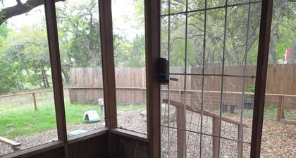 Jolly Ranch: Cozy 2-bdrm cabin in Spring Branch/Canyon Lake, Hill Country