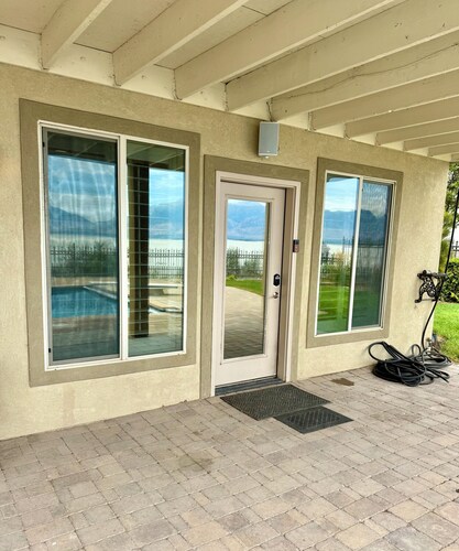Lakefront walkout basement apartment 4bed2bath with swimming pool use option