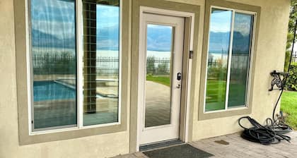 Lakefront walkout basement apartment 4bed2bath with swimming pool use option