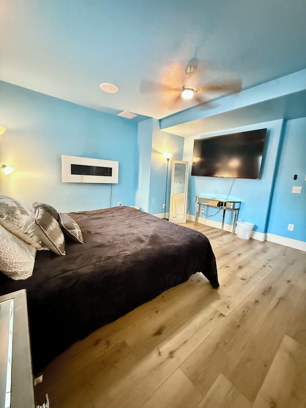 4 bedrooms, desk, WiFi, bed sheets