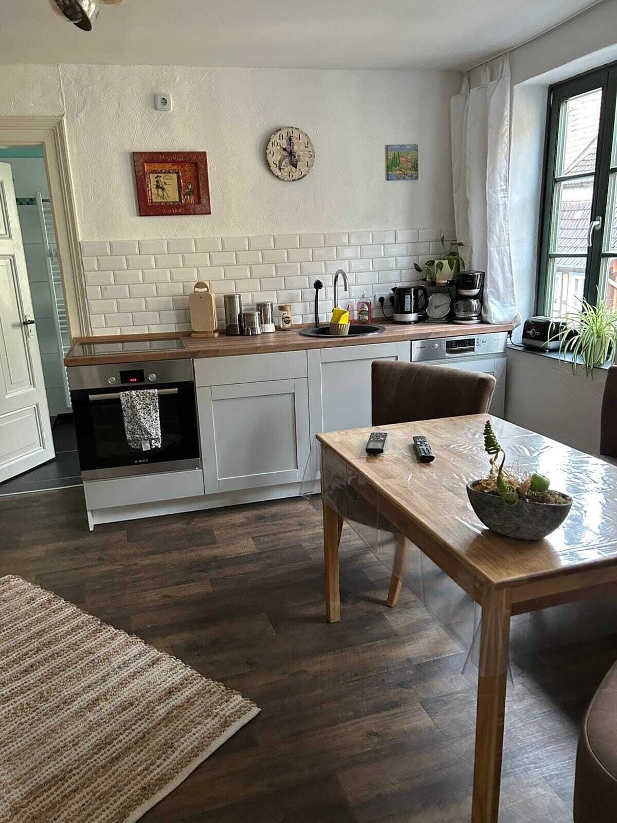 Een koffiezetapparaat/waterkoker, een koelkast, een microgolfoven