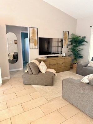 Living area - Family-Friendly Largo Retreat Near Beaches  Sleeps 7 (Largo)