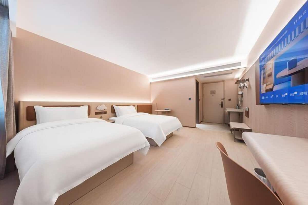 Habitación superior con 2 camas individuales | Camas con efecto memoria, escritorio y cortinas blackout