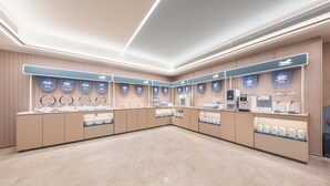 A modern cafe interior with a long counter, multiple service stations, and a clean, minimalist design. - Hanting Hotel-ShiLaoRen Beach (Qingdao)