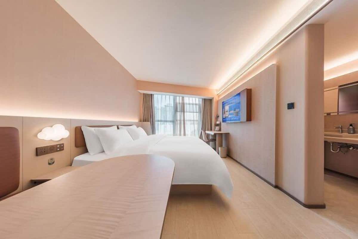 Habitación doble superior | Camas con efecto memoria, escritorio y cortinas blackout