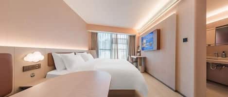 Una habitación de hotel moderna con una cama grande, mesitas de noche, un televisor de pantalla plana y una ventana con cortinas.