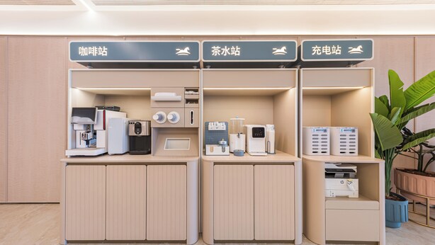 A reception area with self-service kiosks for check-in, a coffee machine, and a printer. - Hanting Hotel-ShiLaoRen Beach (Qingdao)