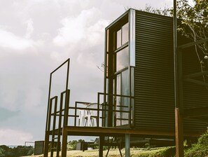 Een modern, minimalistisch gebouw met een groot raam en een metalen gevel.