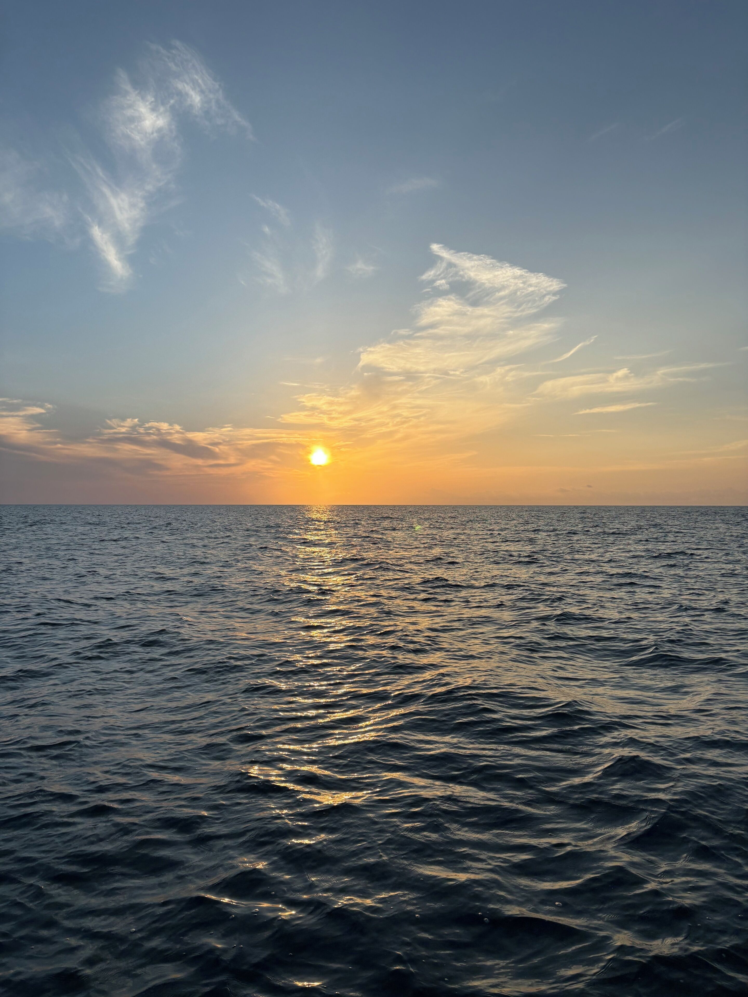 Un capvespre sobre un mar tranquil sota un cel serè.