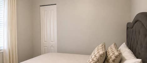 4 bedrooms, iron/ironing board, Internet, bed sheets