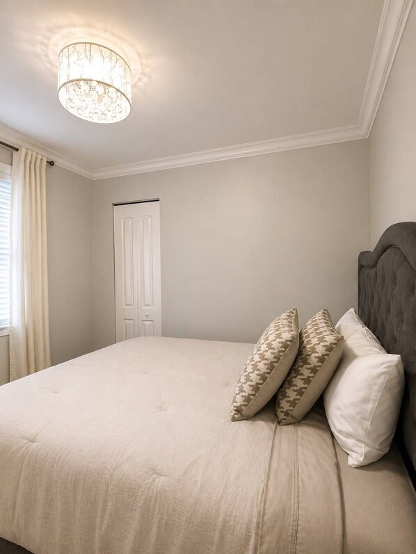 4 bedrooms, iron/ironing board, internet, bed sheets