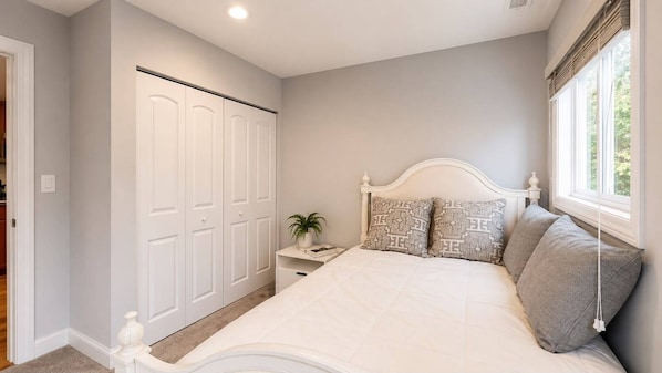 4 habitaciones, tabla de planchar con plancha, internet y ropa de cama 