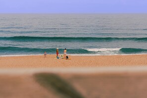 Ein Strand mit freiem Blick auf den Ozean und einem sandigen Ufer.
