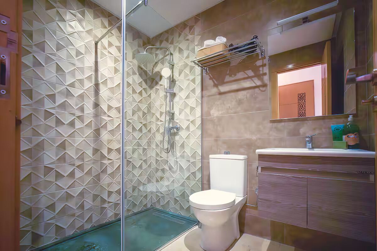 Douche, baignoire à jets, sèche-cheveux, bidet
