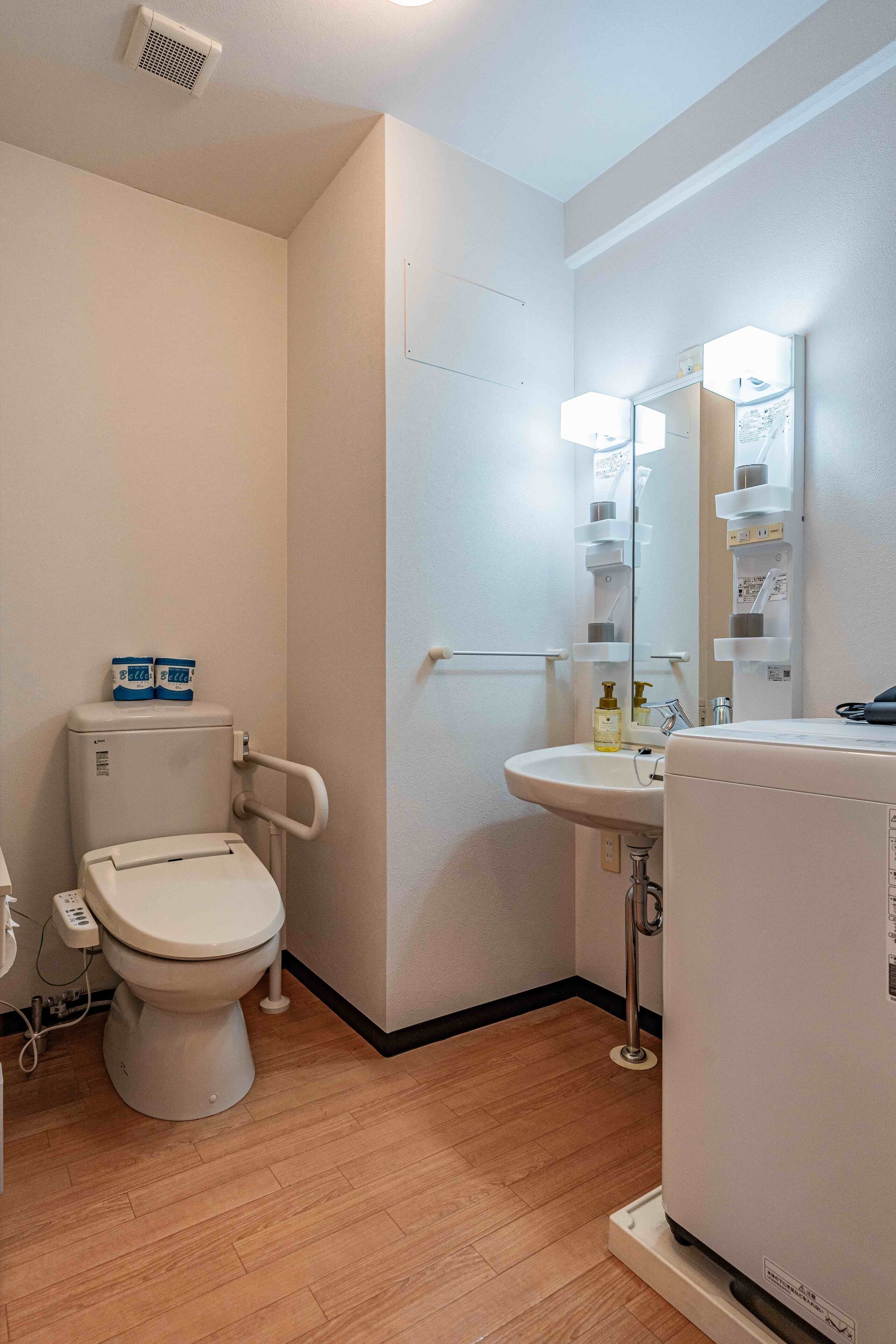 Classic Twin Room, Balcony | Bathroom | Separate tub and shower, free toiletries, hair dryer, slippers
