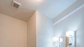 Un baño pequeño y limpio con inodoro, lavamanos y espejo.