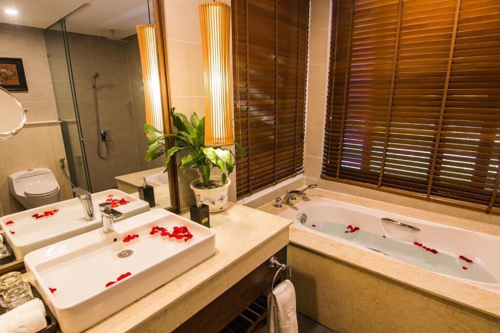 Suite, Balkon, Gartenblick | Badezimmer | Hausschuhe