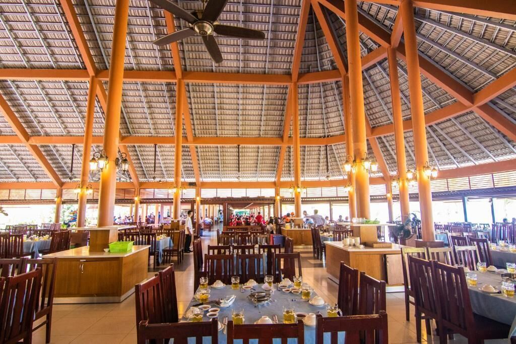 Habitación triple Deluxe, vista al jardín | Restaurantes