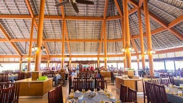 Habitación triple Deluxe, vista al jardín | Restaurantes