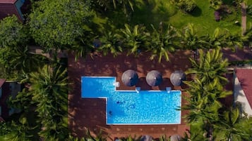 Habitación triple Deluxe, vista al jardín | Alberca | Alberca al aire libre