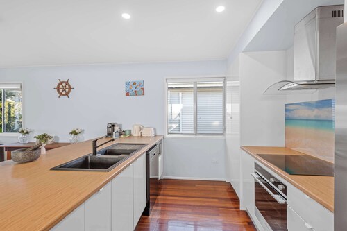 Sunny Bayside Escape in Lota
