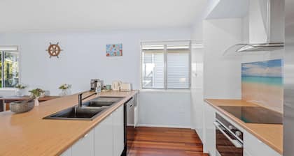 Sunny Bayside Escape in Lota