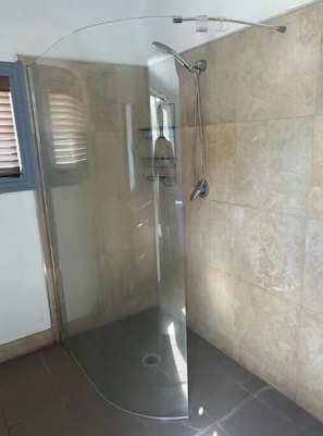 Bathroom - Full house in the centre of town (Gleniffer)