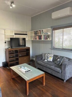 Living area - Full house in the centre of town (Gleniffer)