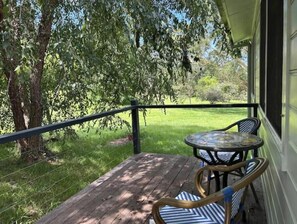 Outdoor dining - North Bank Cottage (Gleniffer)